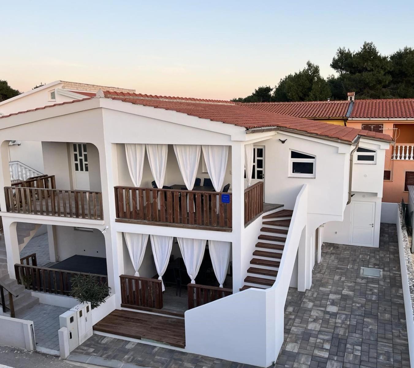 Sinisa Apartman Vir Esterno foto